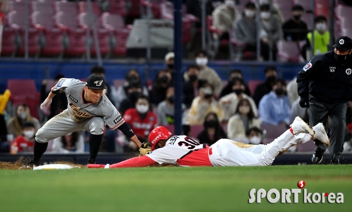 김태연, 3루는 어림없어!