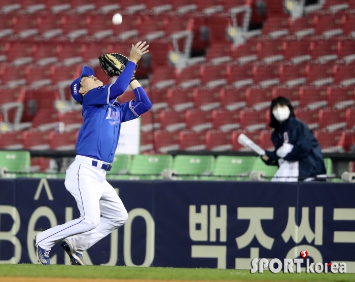 실점 위기를 막아내는 삼성 1루수 김호재!