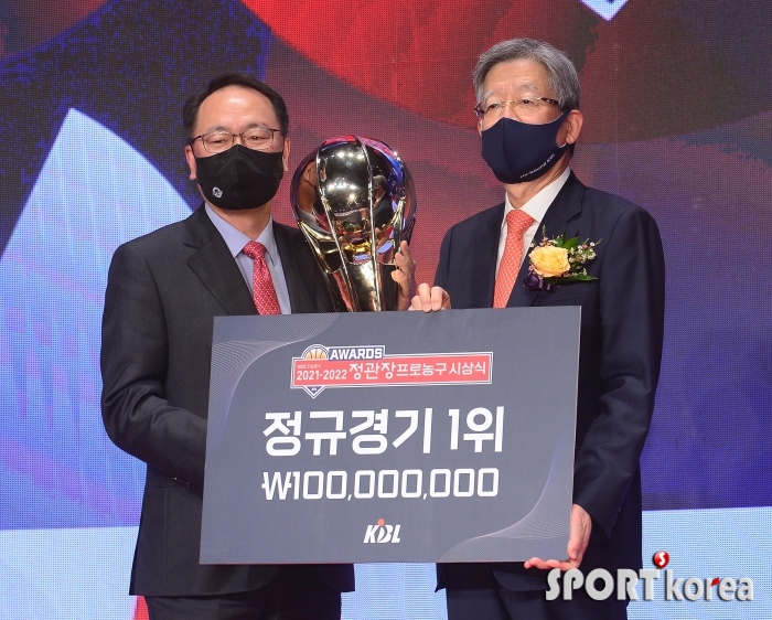 오경식 단장 `SK 선수 대표해 정규경기 1위 트로피 수상`