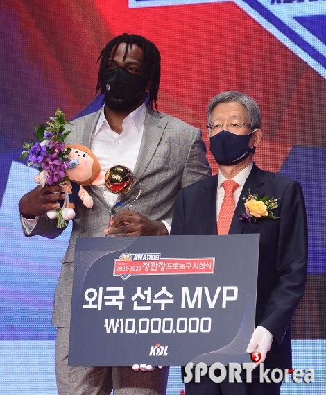 워니 `외국 선수 MVP 수상`