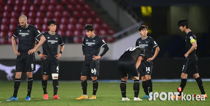 0-3 패배에 고개 숙인 성남 선수들