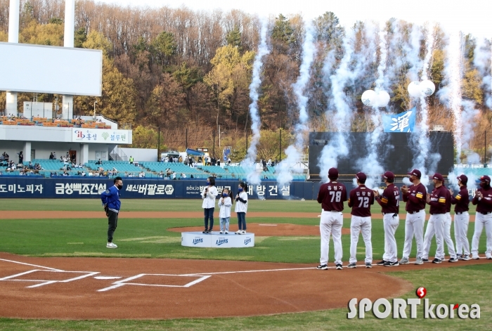 개막 축포와 함께 홈 개막을 시작하는 삼성 야구단!