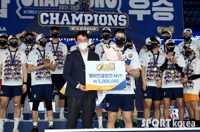 링컨, 챔프전 MVP 수상!