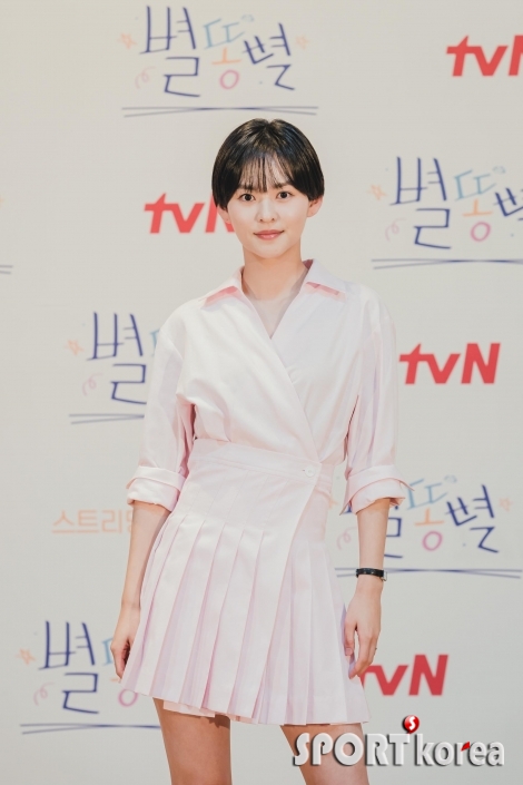 김윤혜 `핑크 패션`