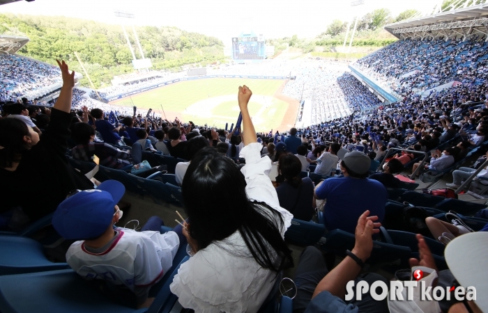 100주년 어린이날에 경기장을 가득 메운 야구 관중들~