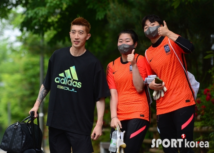 조현우, 여자 축구대표 선수들과 기념촬영