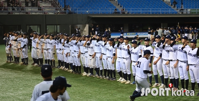 우승 차지한 경남고의 경례