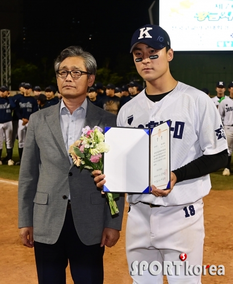 박윤성 `우수투수상 수상`