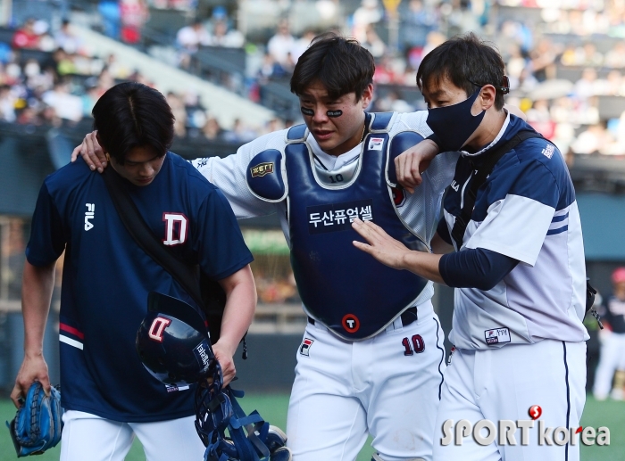 부상으로 교체되는 박세혁