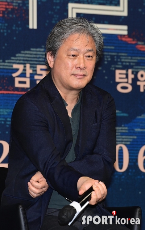 생각에 빠진 박찬욱 감독