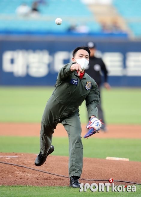 공군 제11전투비행단 한상민 대위의 힘찬 시구