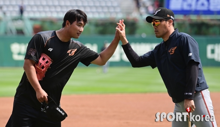 변우혁-조성환 코치 `수비 훈련 마치고 하이파이브`