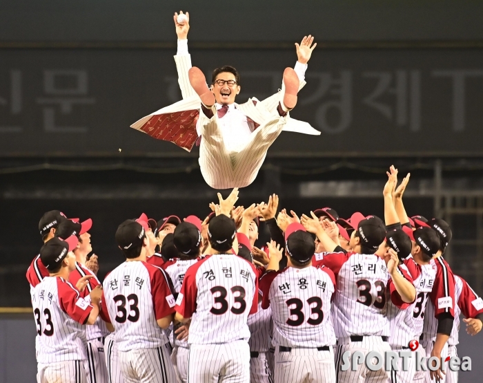 박용택 `동료들에게 받는 은퇴 헹가래`