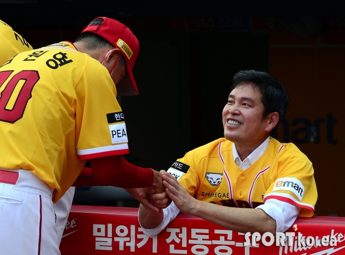 정용진 구단주 축하 받는 김원형 감독!