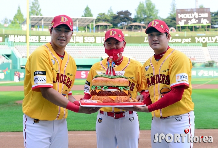 생일 맞은 김원형 감독, 대형 햄버거 케이크 선물!