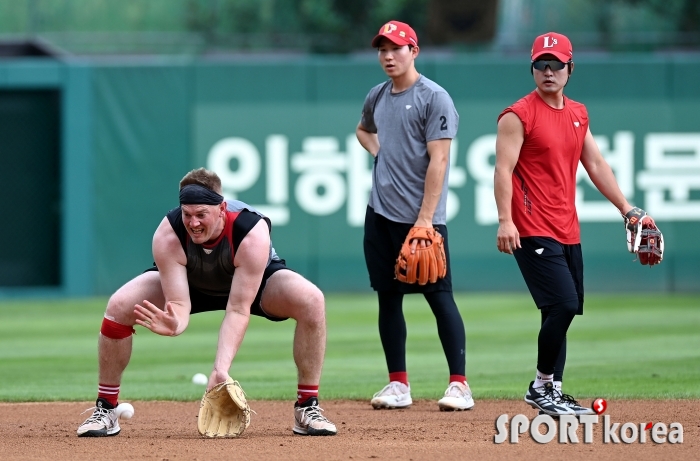 크론, 유격수 수비 훈련에 동참!