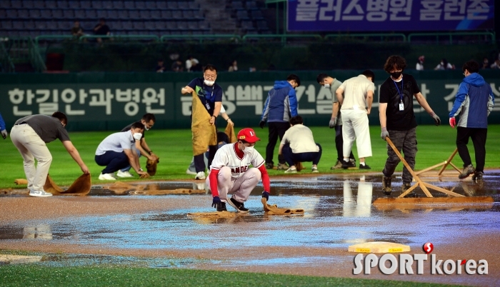 우천 중단 `그라운드 물을 제거하라!`