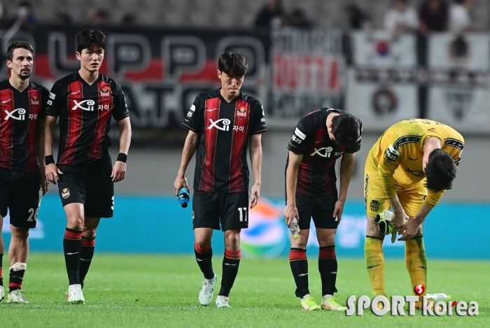 아쉬운 패배에 고개 숙인 FC서울