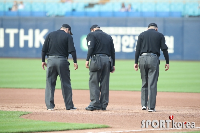 경기장 상태를 점검하는 KBO 심판진