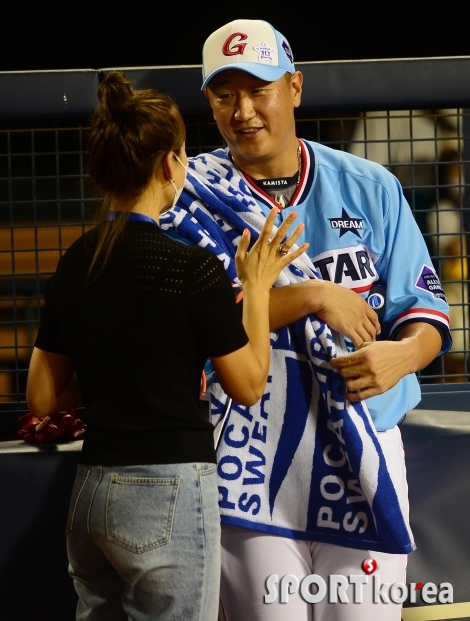 이대호 `아내와 함께 나누는 홈런레이스 우승의 기쁨`