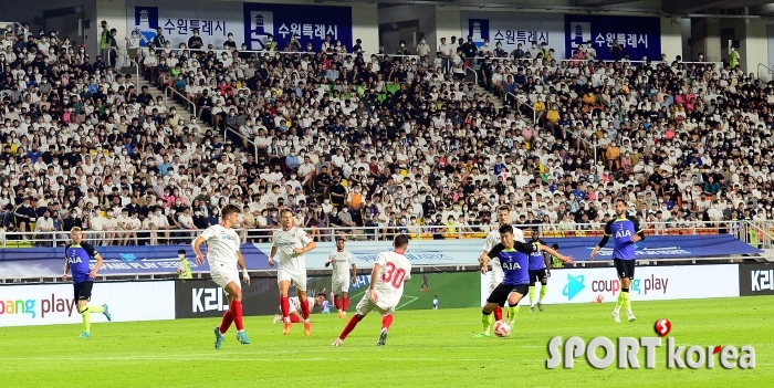 손흥민을 보기 위해 경기장을 가득메운 축구팬들!