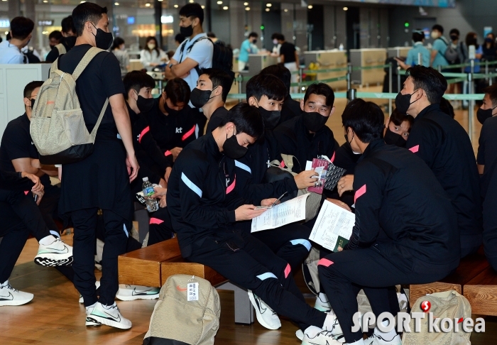 축구대표팀 `출국 전 화기애애~`