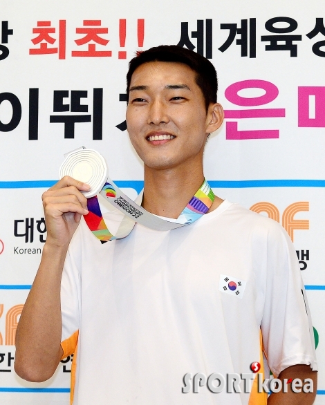 우상혁, 한국육상 높이뛰기 은메달 쾌거!