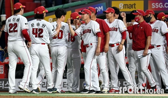 1위 질주 김원형 감독, `60승 선착` 선수들이 자랑스럽다!