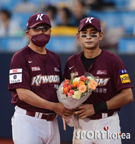 홍원기 감독으로부터 1000안타 축하 받는 이정후