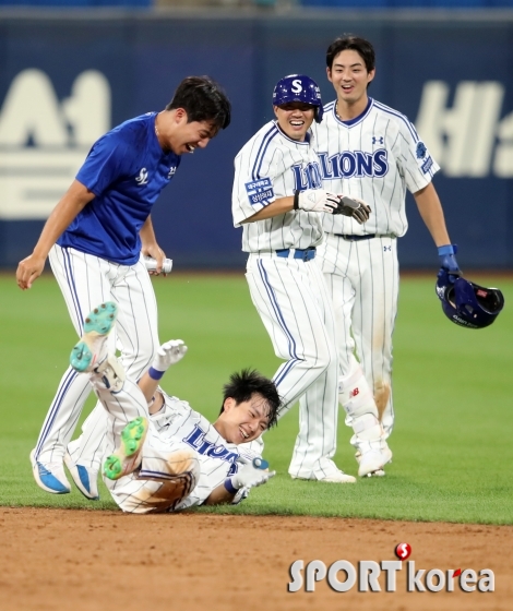 삼성 김현준, 쓰러져도 기분 최고야!