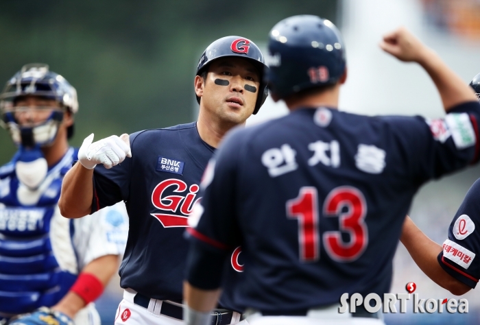 투런포로 기선을 제압하는 롯데 전준우!