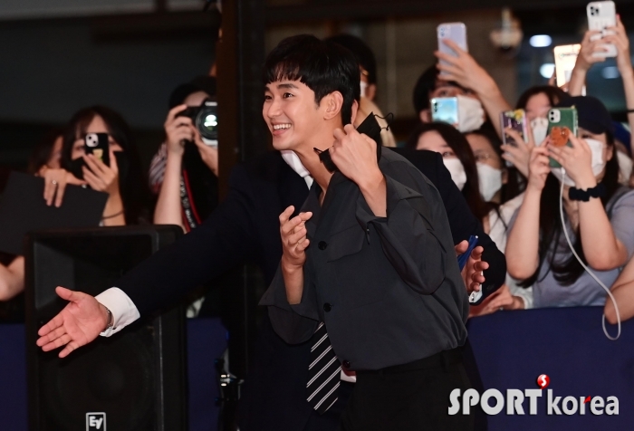 김수현 `마스크 속 빛나는 미소`