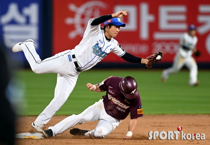 신본기, 아슬아슬 2루 수비!