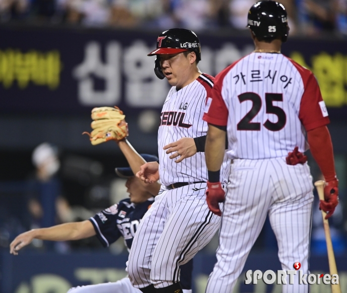 김현수 `슬라이딩 없이 서서 아웃`