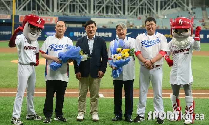 김인식-김경문 전 감독, 야구의 날 기념 공포패 수상