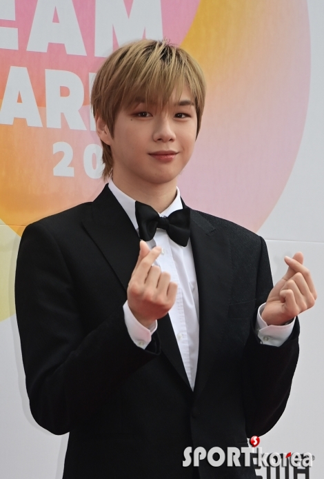 강다니엘 `심쿵 눈맞춤`