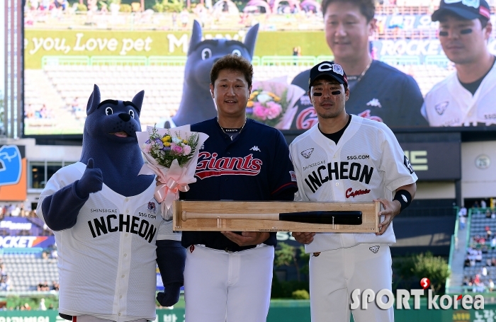 고교 후배 한유섬, 이대호 선배 은퇴 축하드려요!