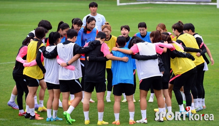 훈련에 앞서 파이팅 외치는 여자축구대표팀