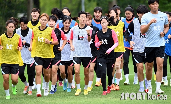 여자축구대표팀 `소집 첫 날 가볍게 달리기로 시작~`