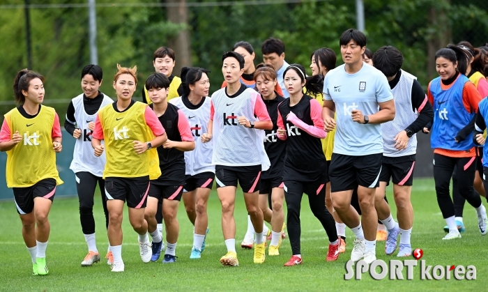 가볍게 달리며 몸을 푸는 여자축구대표팀