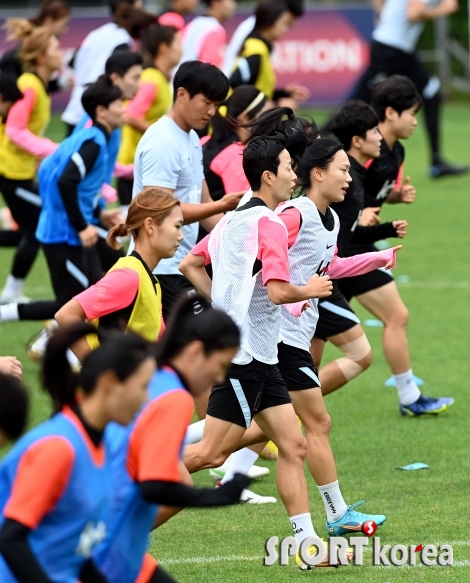 여자축구대표팀 셔틀런 훈련 `끝까지 달려라~`