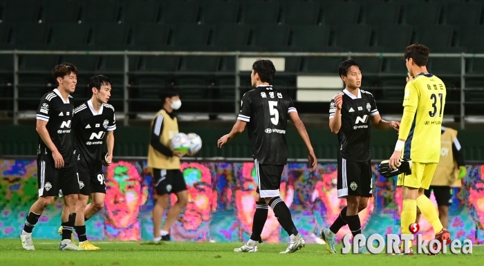 전북 `포항에 2-2로 패배는 면했다`