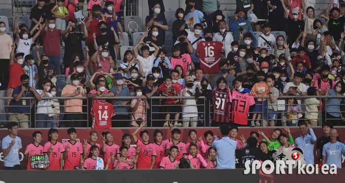 자메이카에 1-0 승리 거둔 태극 낭자들 팬들과 함께