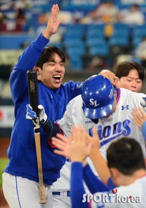 원태인 `장난 아닌 축하`