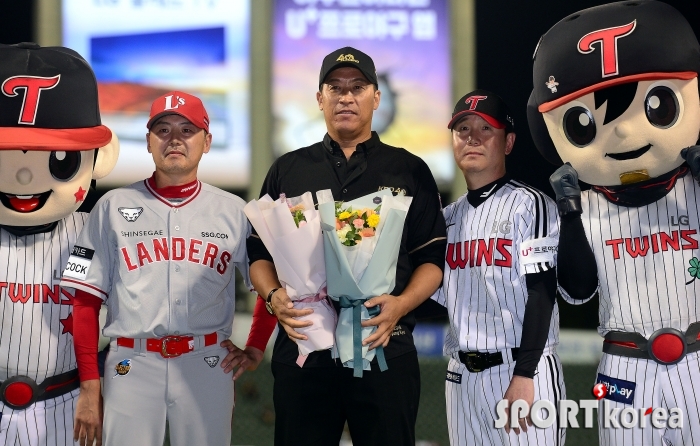 레전드 40인 이병규, 양 팀 감독의 축하를 받으며