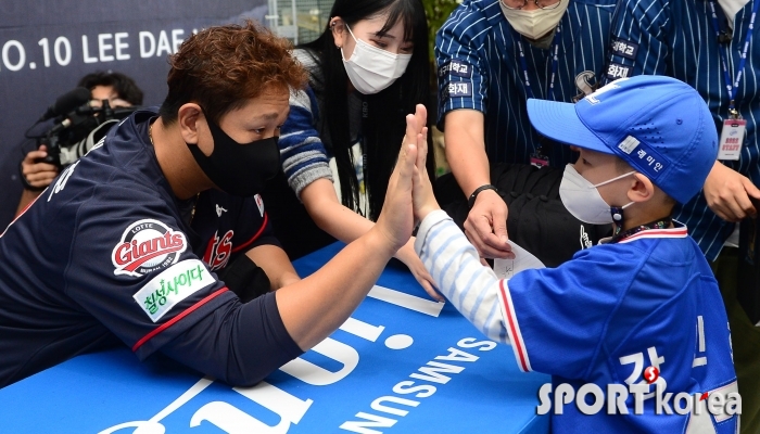 이대호 `대구 라팍에서 은퇴투어 팬사인회`