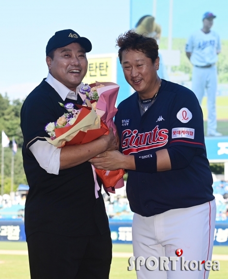 이대호로부터 축하 꽃다발 받는 양신