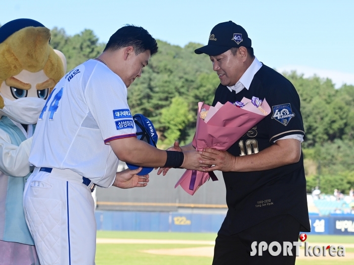 양준혁 `오재일에게 받는 축하 꽃다발`