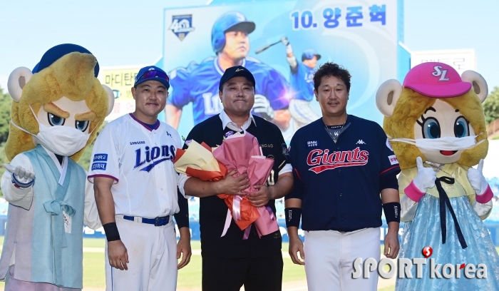 후배들의 축하 받는 양준혁