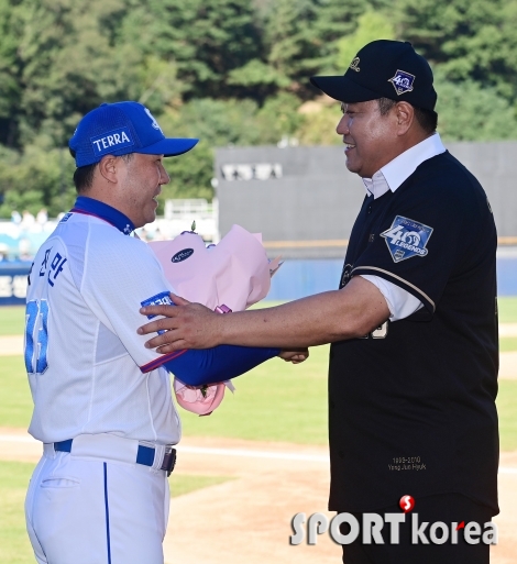 옛 동료의 축하 받는 양준혁